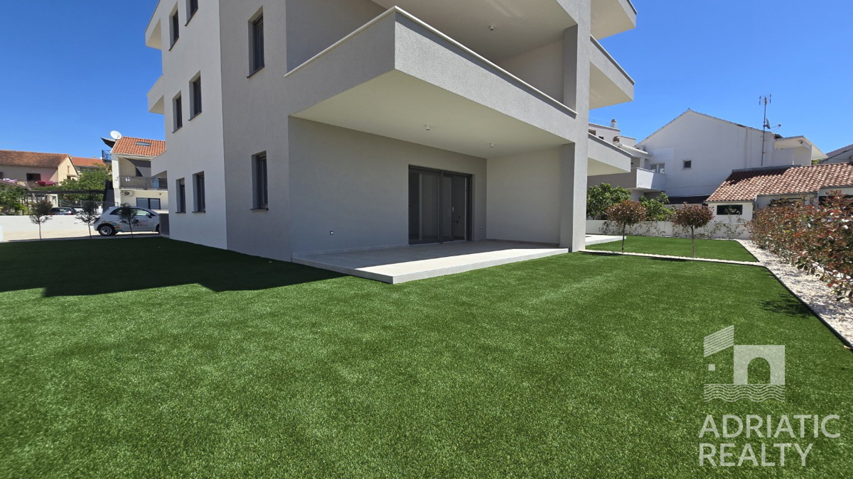 Vodice, udoben trisobni stan s vrtom v bližini plaže