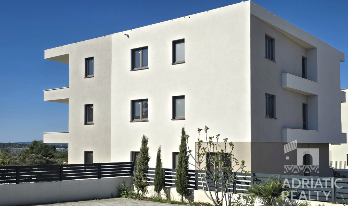 Vodice, udoben trisobni stan s vrtom v bližini plaže