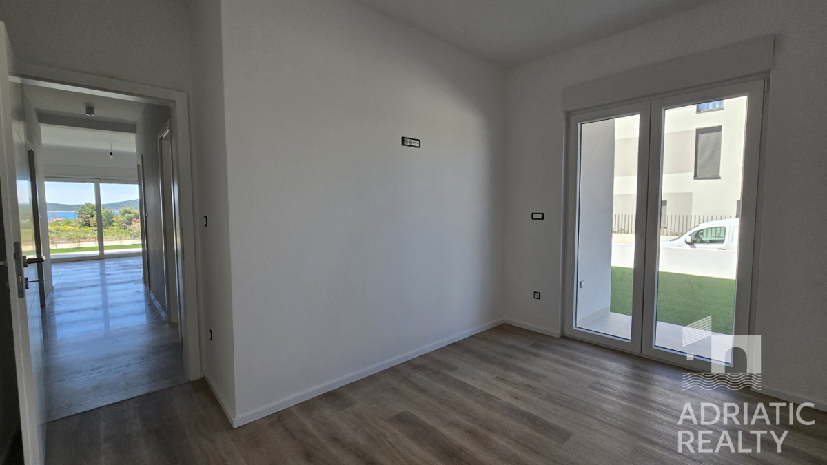 Vodice, udoben trisobni stan s vrtom v bližini plaže