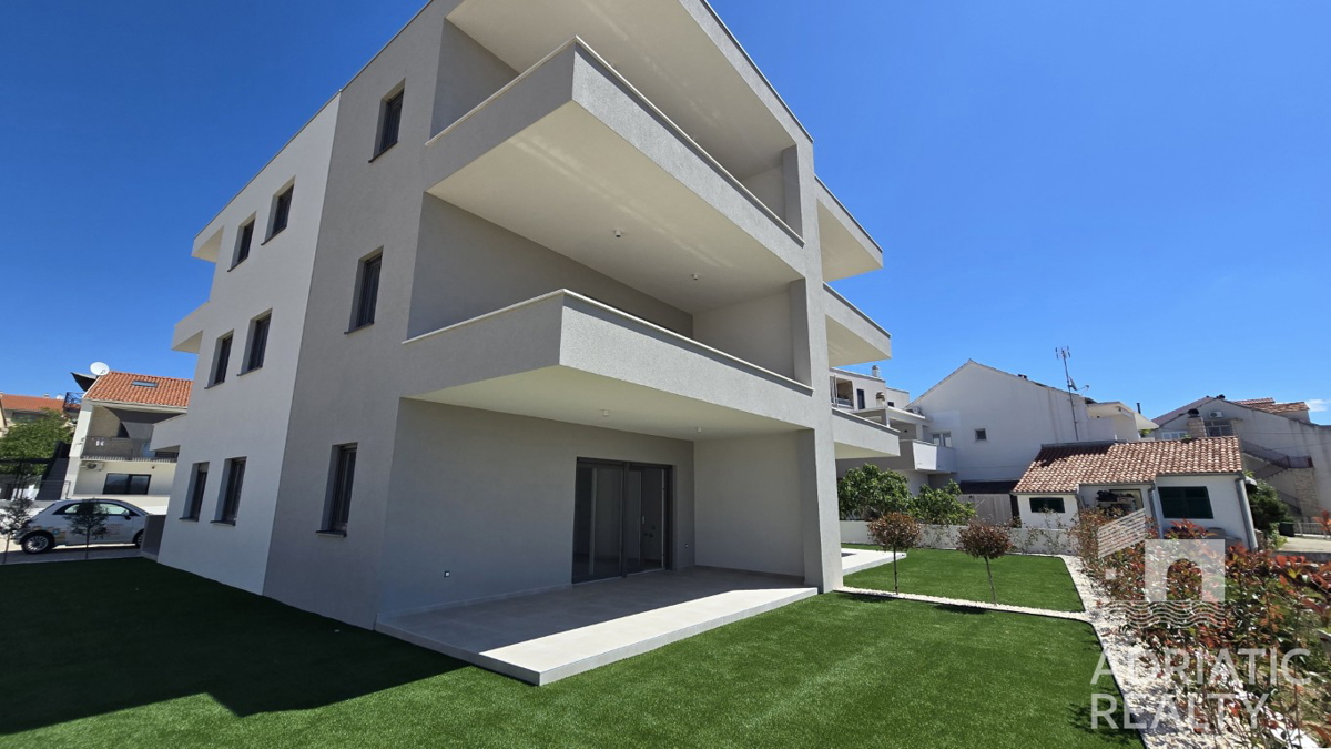 Vodice, udoben trisobni stan s vrtom v bližini plaže