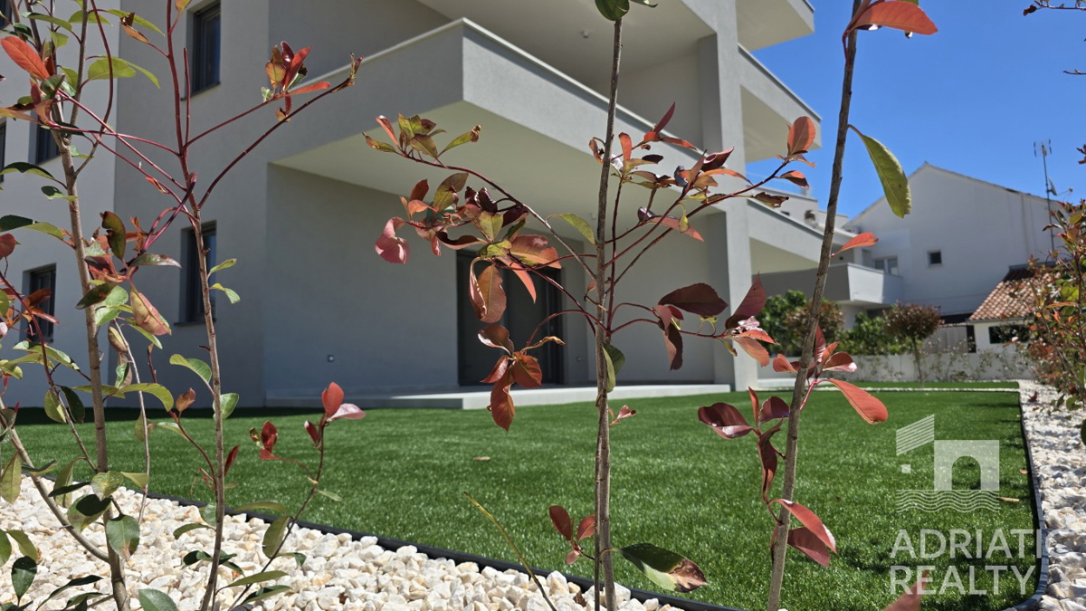 Vodice, udoben trisobni stan s vrtom v bližini plaže