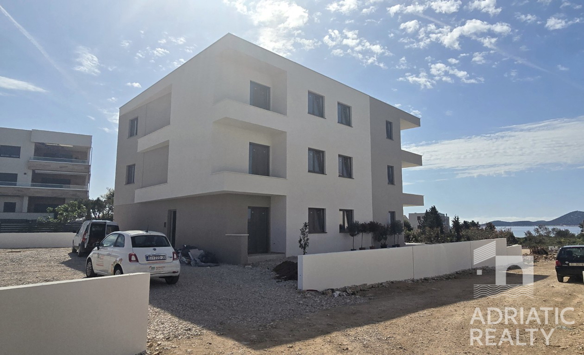 Vodice, udoben trisobni stan s vrtom v bližini plaže