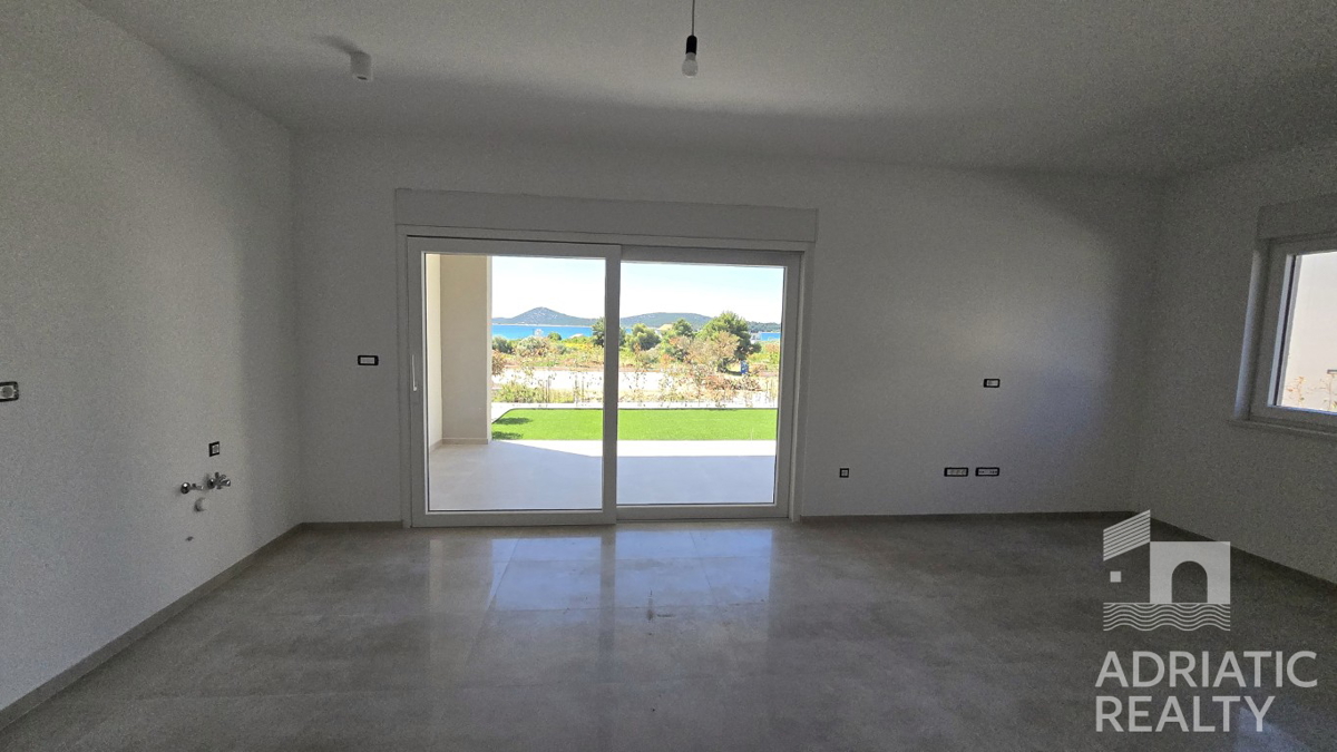 Vodice, udoben trisobni stan s vrtom v bližini plaže