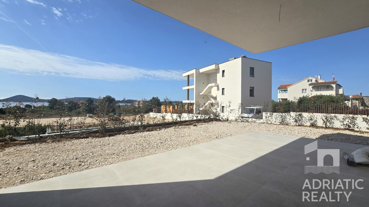 Vodice, udoben trisobni stan s vrtom v bližini plaže
