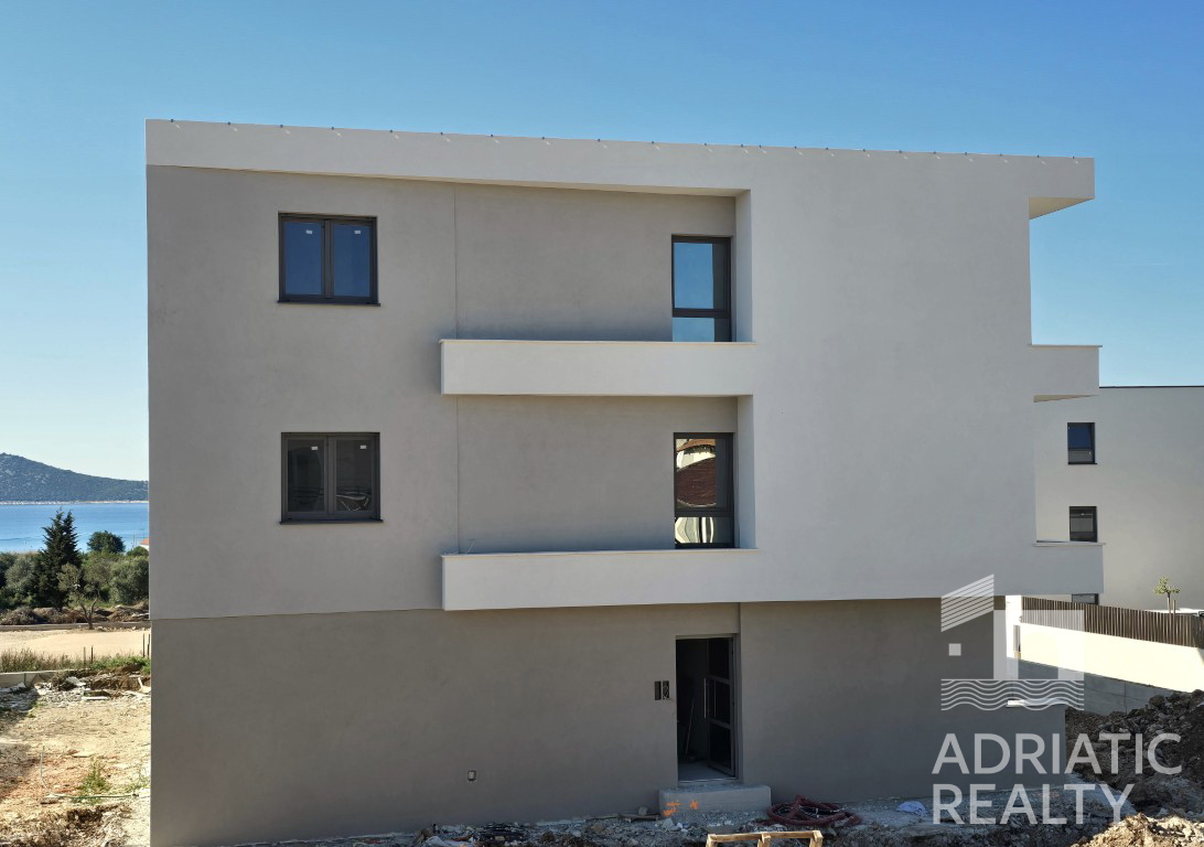 Vodice, udoben trisobni stan s vrtom v bližini plaže