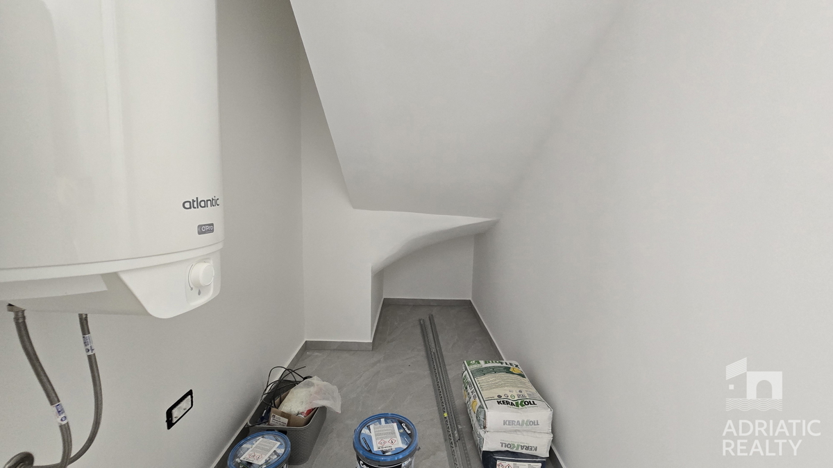 Vodice, dvonadstropno stanovanje z vrtom in 2 parkirnima mestoma