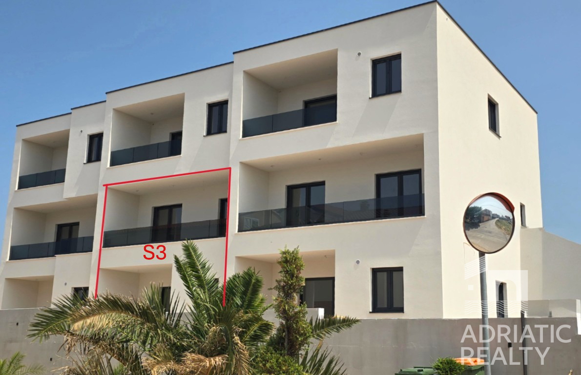 Vodice, dvonadstropno stanovanje z vrtom in 2 parkirnima mestoma