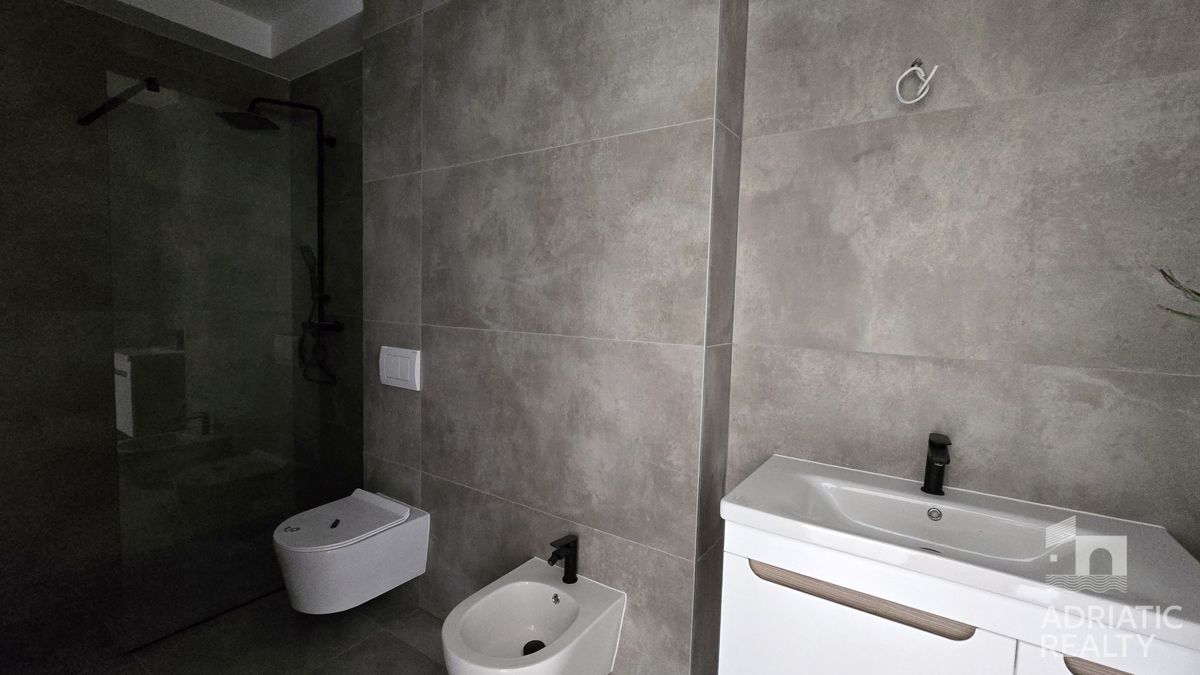 Vodice, dvonadstropno stanovanje z vrtom in 2 parkirnima mestoma