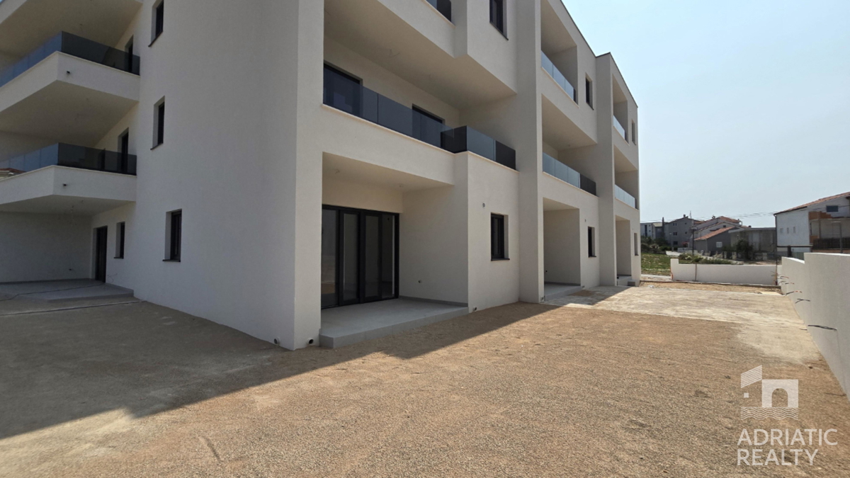 Vodice, dvonadstropno stanovanje z vrtom in 2 parkirnima mestoma