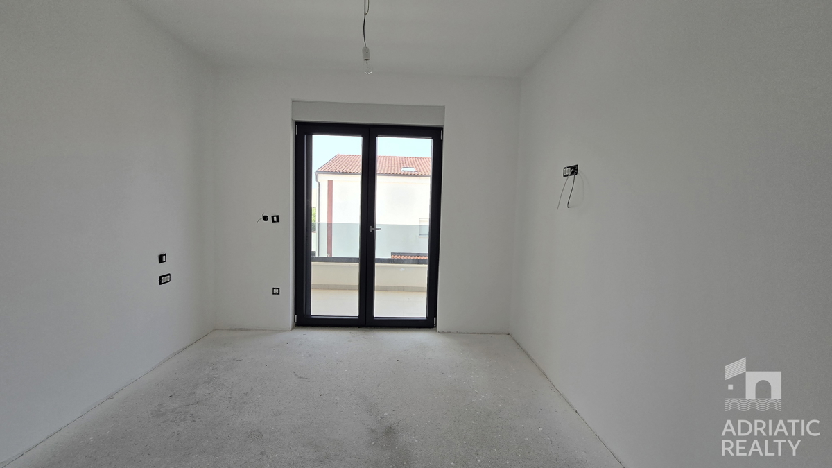 Vodice, dvonadstropno stanovanje z vrtom in 2 parkirnima mestoma