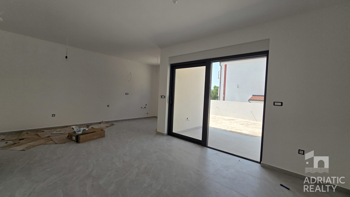 Vodice, dvonadstropno stanovanje z vrtom in 2 parkirnima mestoma