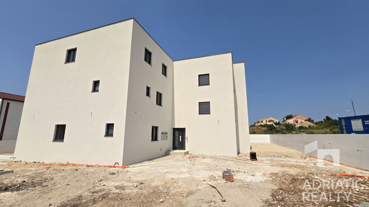 Vodice, dvonadstropno stanovanje z vrtom in 2 parkirnima mestoma