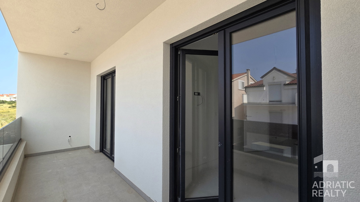 Vodice, dvonadstropno stanovanje z vrtom in 2 parkirnima mestoma