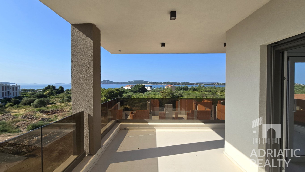 Vodice, stanovanje s tremi spalnicami, 3 minute od plaže, pogled na morje