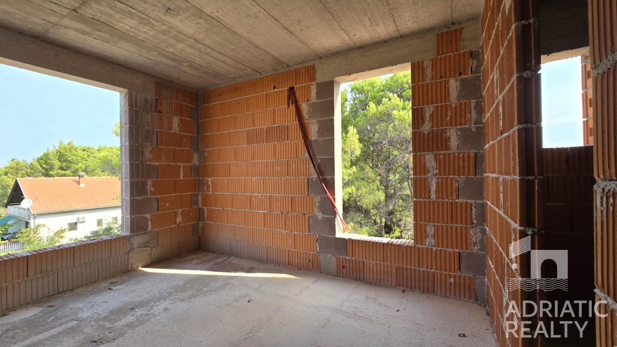 Srima, trisobno stanovanje s teraso in 2 parkirnima mestoma, 300 m od morja