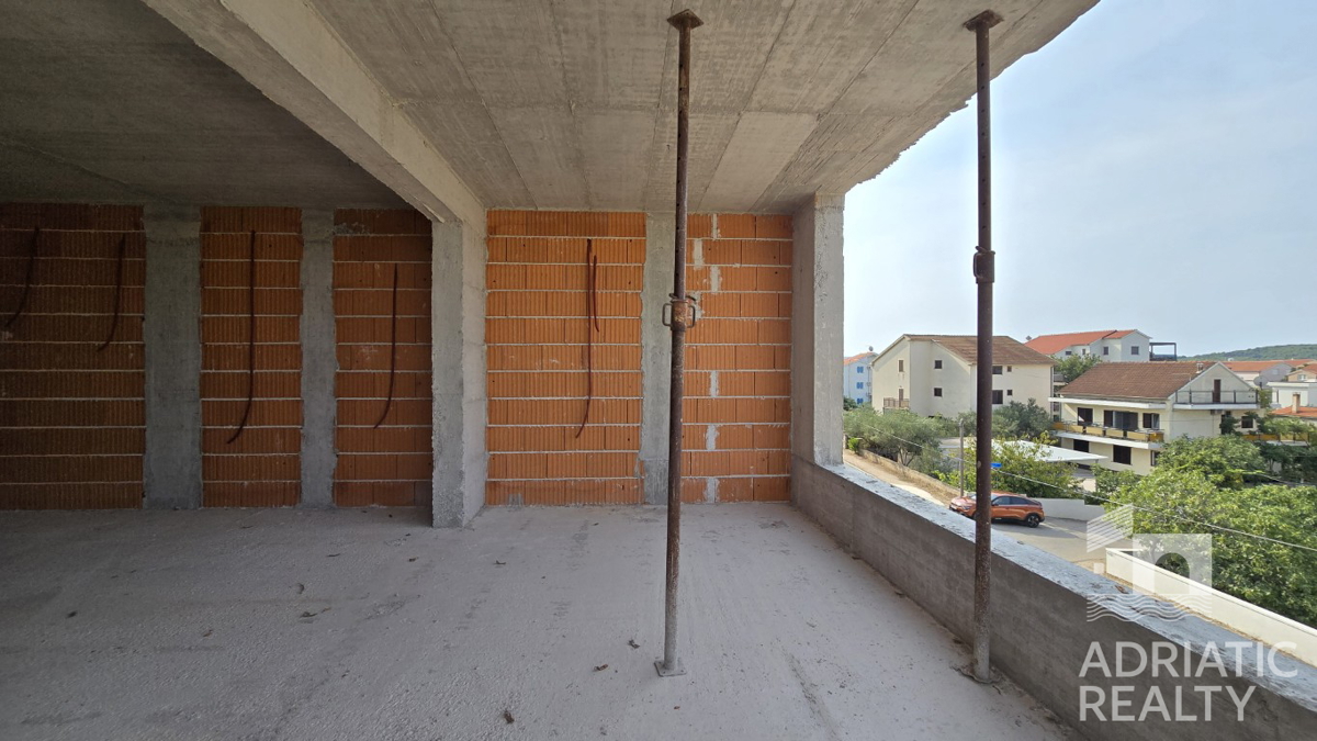 Srima, trisobno stanovanje s teraso in 2 parkirnima mestoma, 300 m od morja
