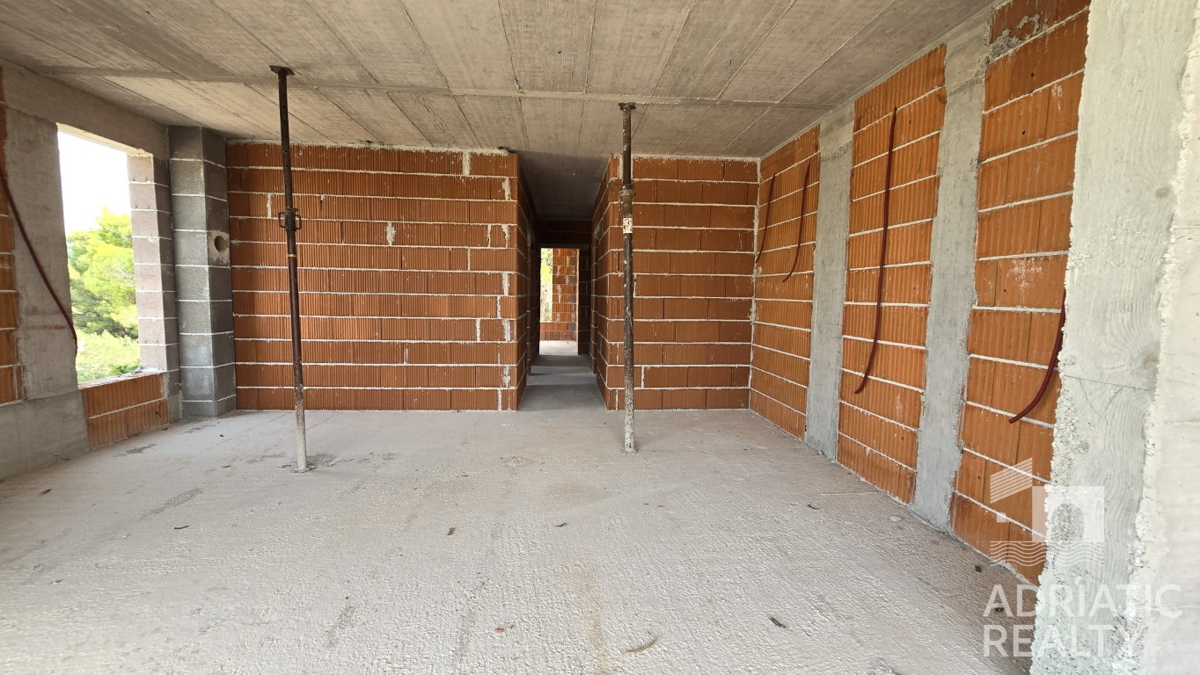 Srima, trisobno stanovanje s teraso in 2 parkirnima mestoma, 300 m od morja