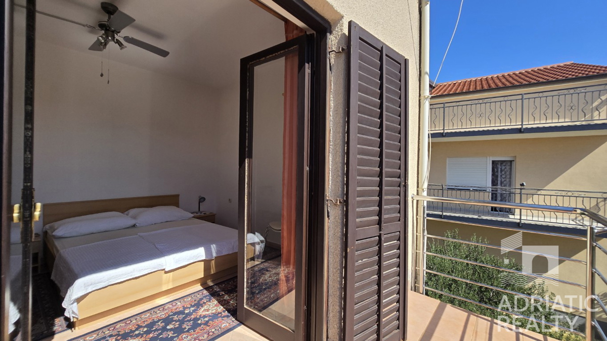 Vodice, družinska hiša z apartmaji - idealna priložnost za turizem