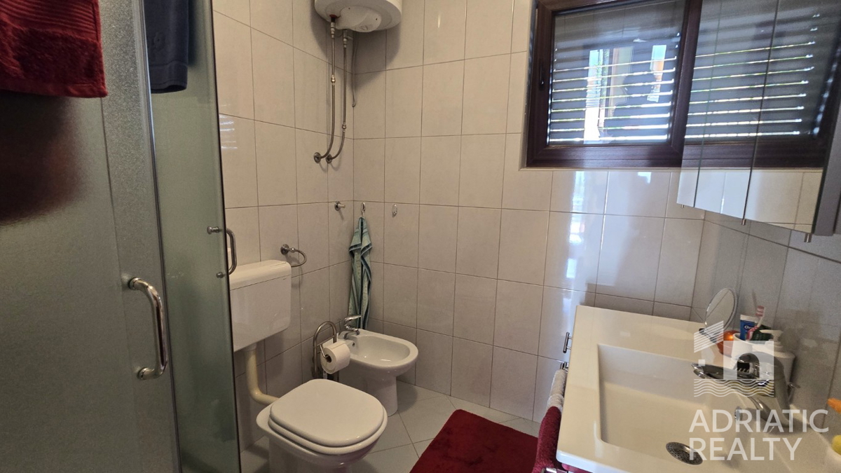 Vodice, družinska hiša z apartmaji - idealna priložnost za turizem