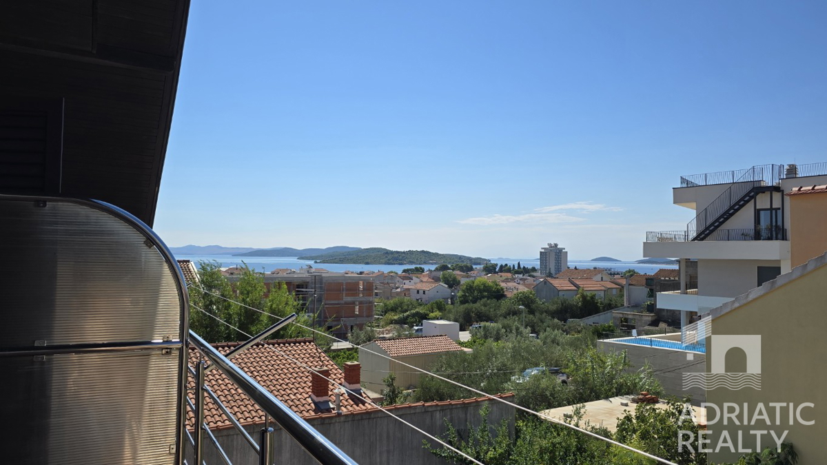 Vodice, družinska hiša z apartmaji - idealna priložnost za turizem