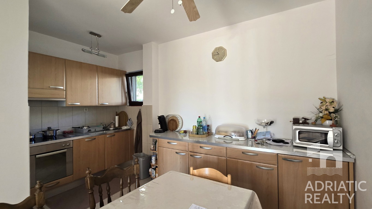 Vodice, družinska hiša z apartmaji - idealna priložnost za turizem