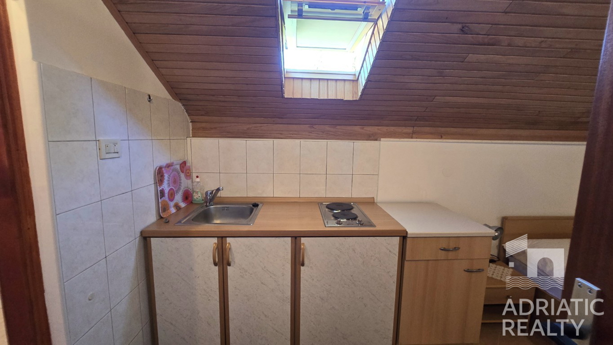 Vodice, družinska hiša z apartmaji - idealna priložnost za turizem