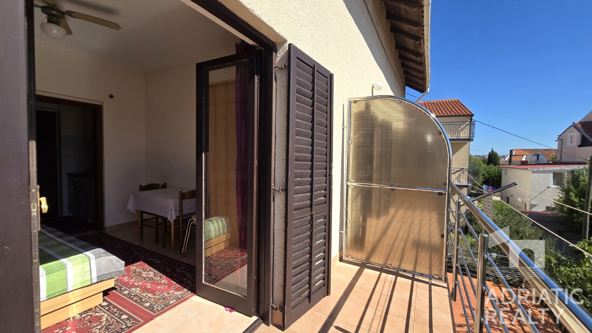 Vodice, družinska hiša z apartmaji - idealna priložnost za turizem