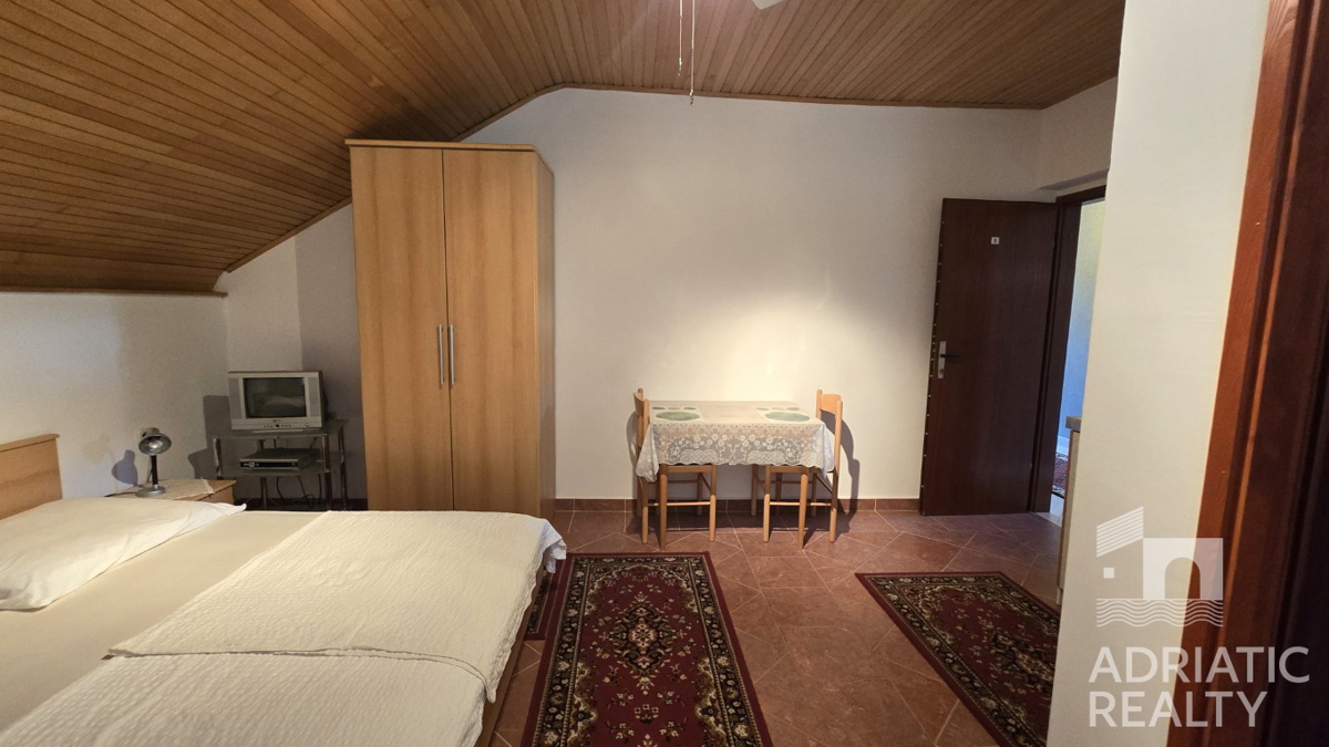 Vodice, družinska hiša z apartmaji - idealna priložnost za turizem