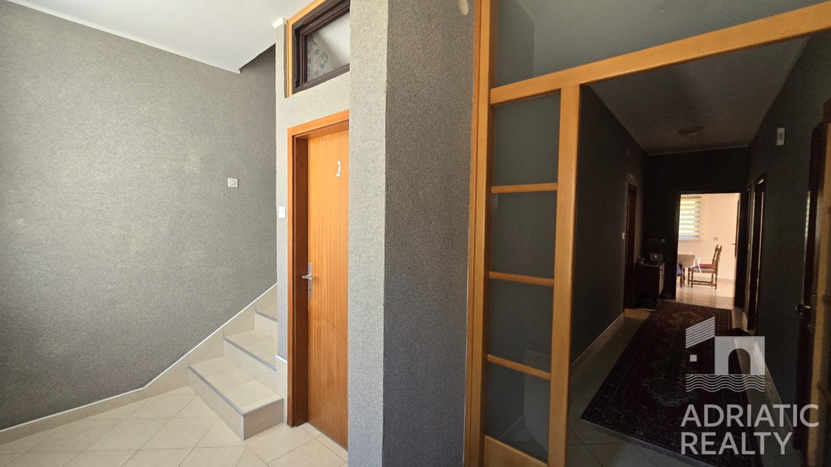 Vodice, družinska hiša z apartmaji - idealna priložnost za turizem