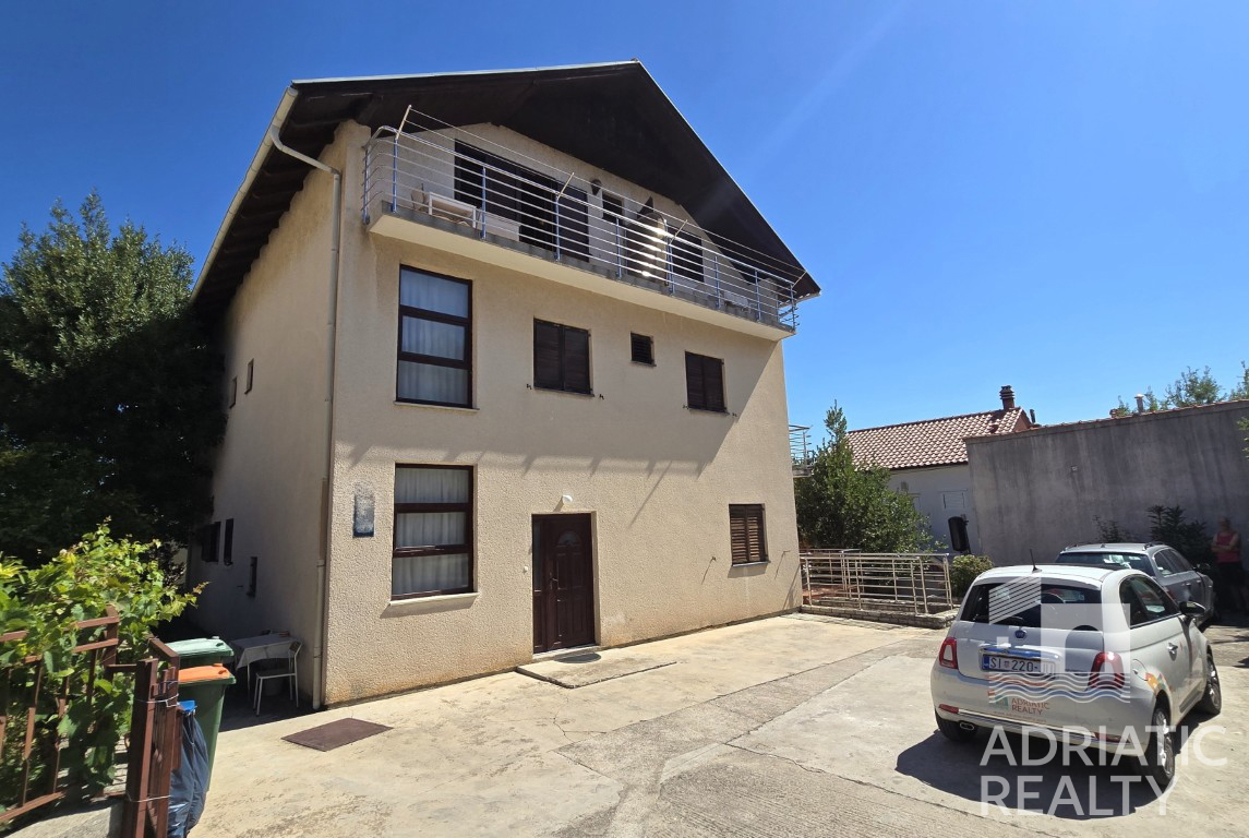 Vodice, družinska hiša z apartmaji - idealna priložnost za turizem