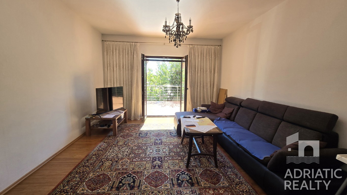 Vodice, družinska hiša z apartmaji - idealna priložnost za turizem