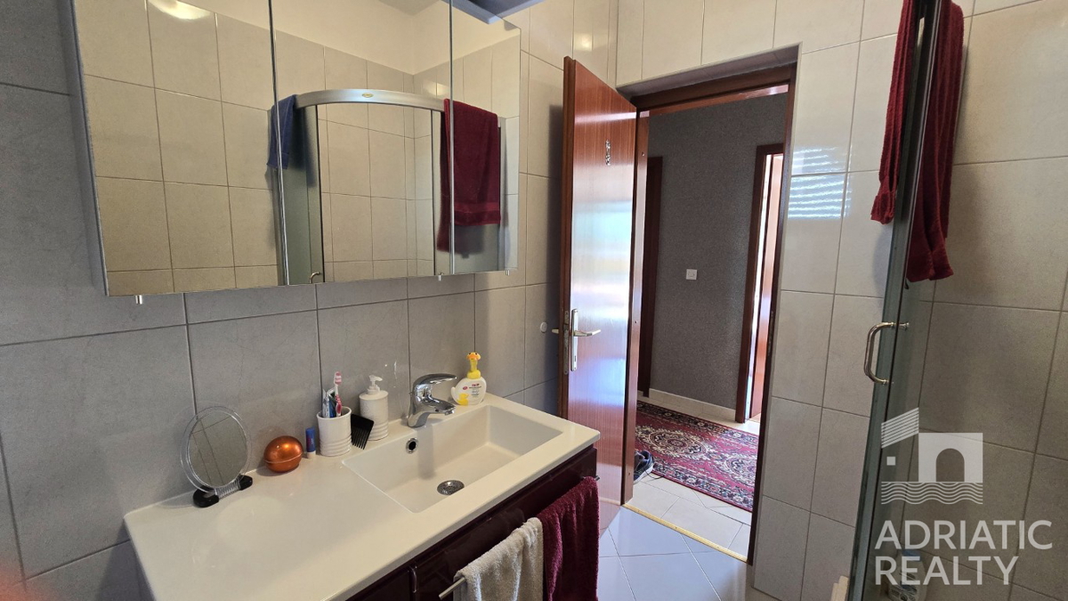Vodice, družinska hiša z apartmaji - idealna priložnost za turizem