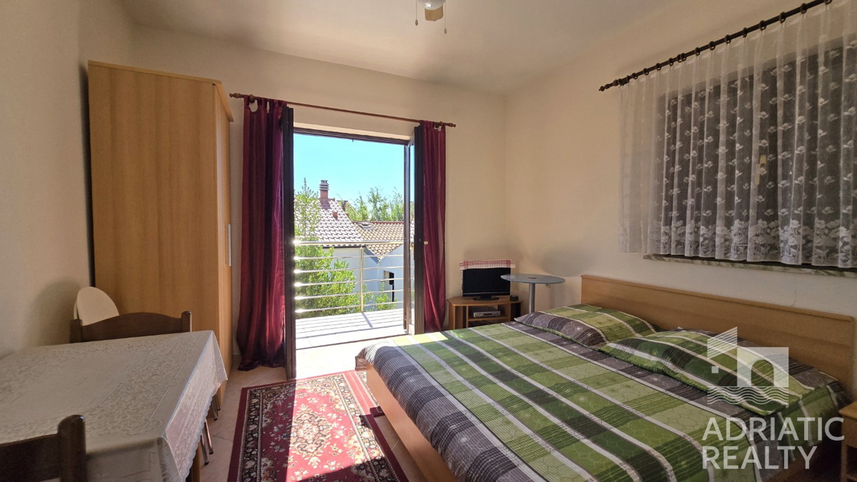 Vodice, družinska hiša z apartmaji - idealna priložnost za turizem