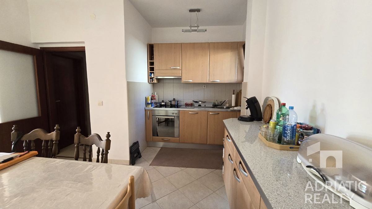 Vodice, družinska hiša z apartmaji - idealna priložnost za turizem