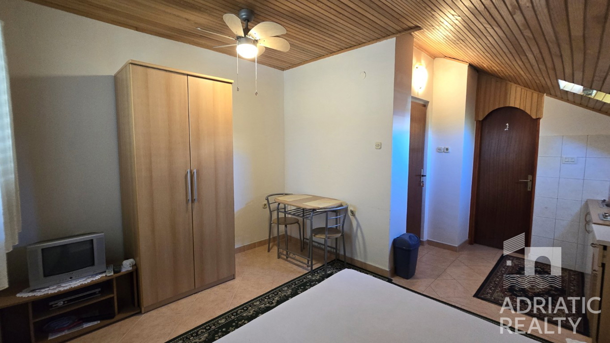 Vodice, družinska hiša z apartmaji - idealna priložnost za turizem