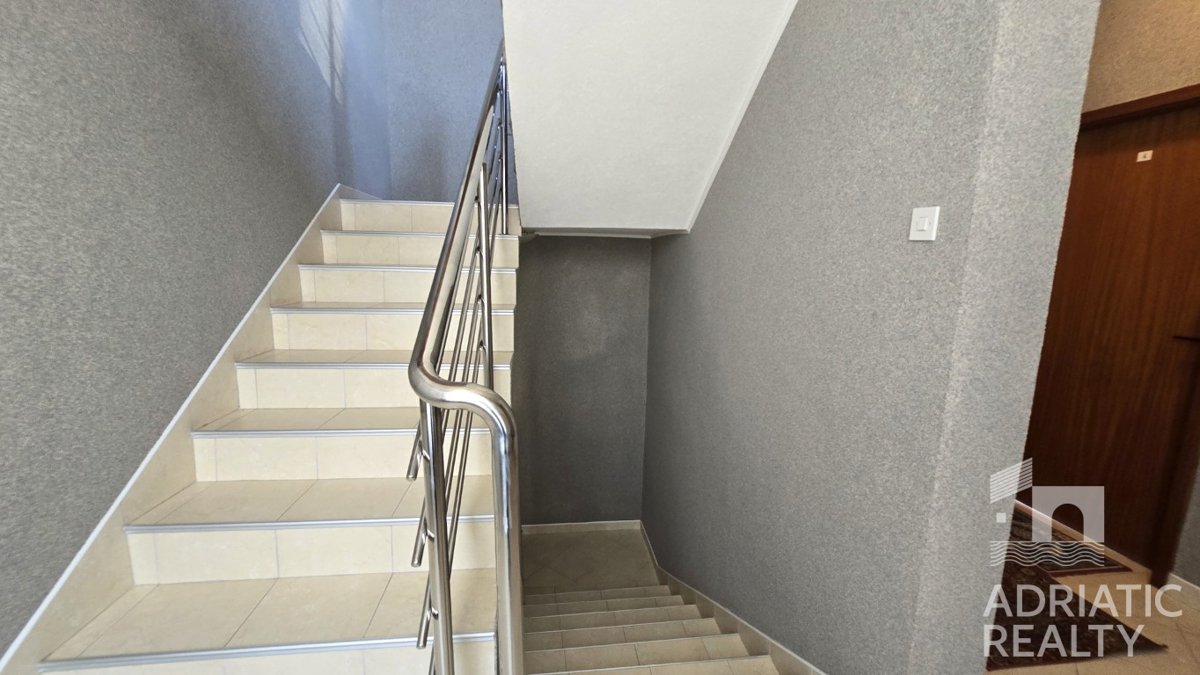 Vodice, družinska hiša z apartmaji - idealna priložnost za turizem