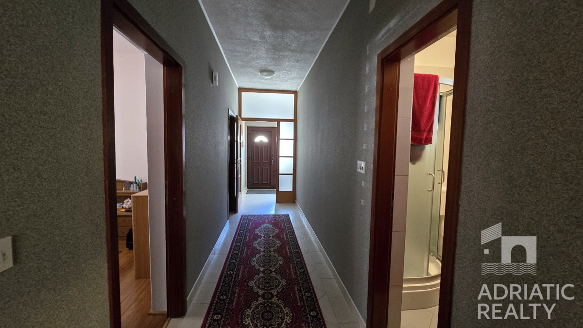 Vodice, družinska hiša z apartmaji - idealna priložnost za turizem