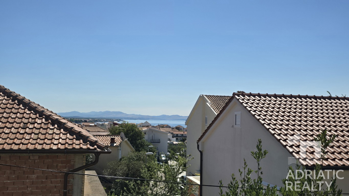 Vodice, družinska hiša z apartmaji - idealna priložnost za turizem