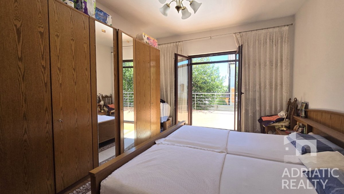Vodice, družinska hiša z apartmaji - idealna priložnost za turizem