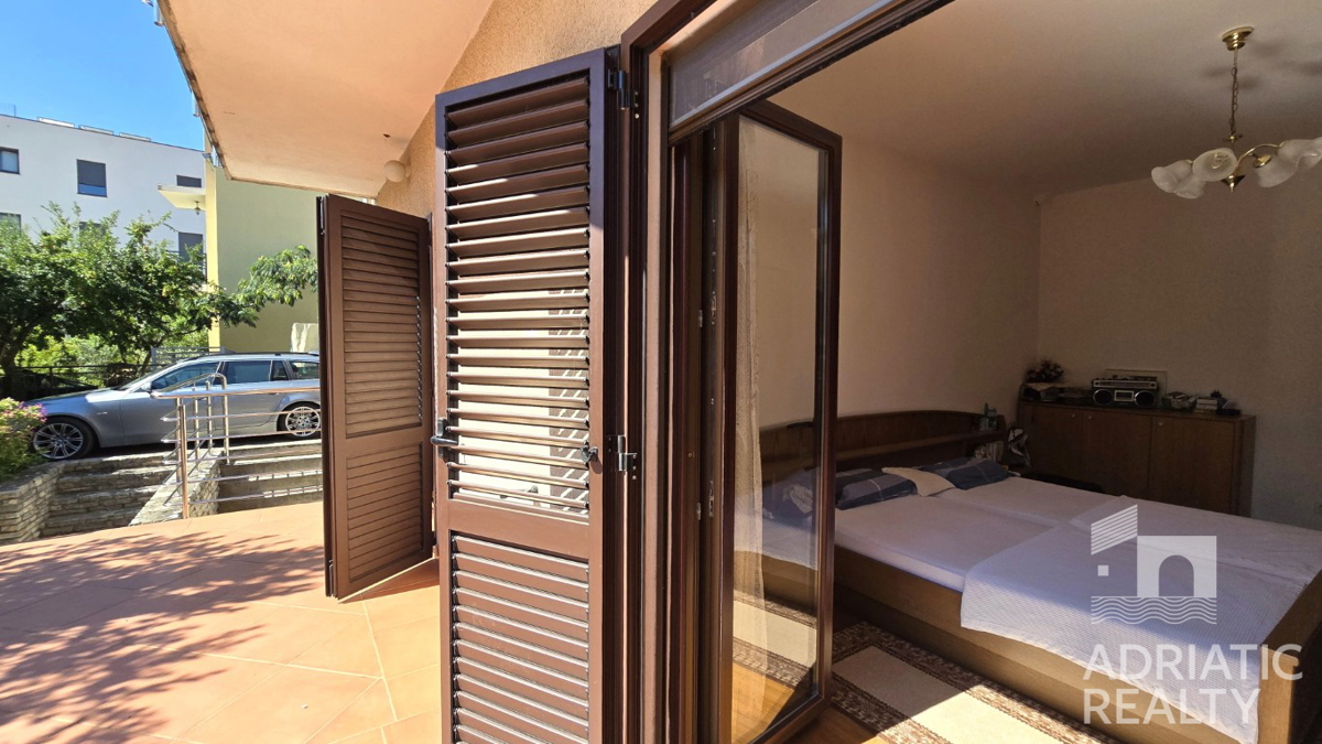 Vodice, družinska hiša z apartmaji - idealna priložnost za turizem