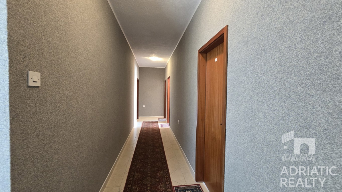 Vodice, družinska hiša z apartmaji - idealna priložnost za turizem