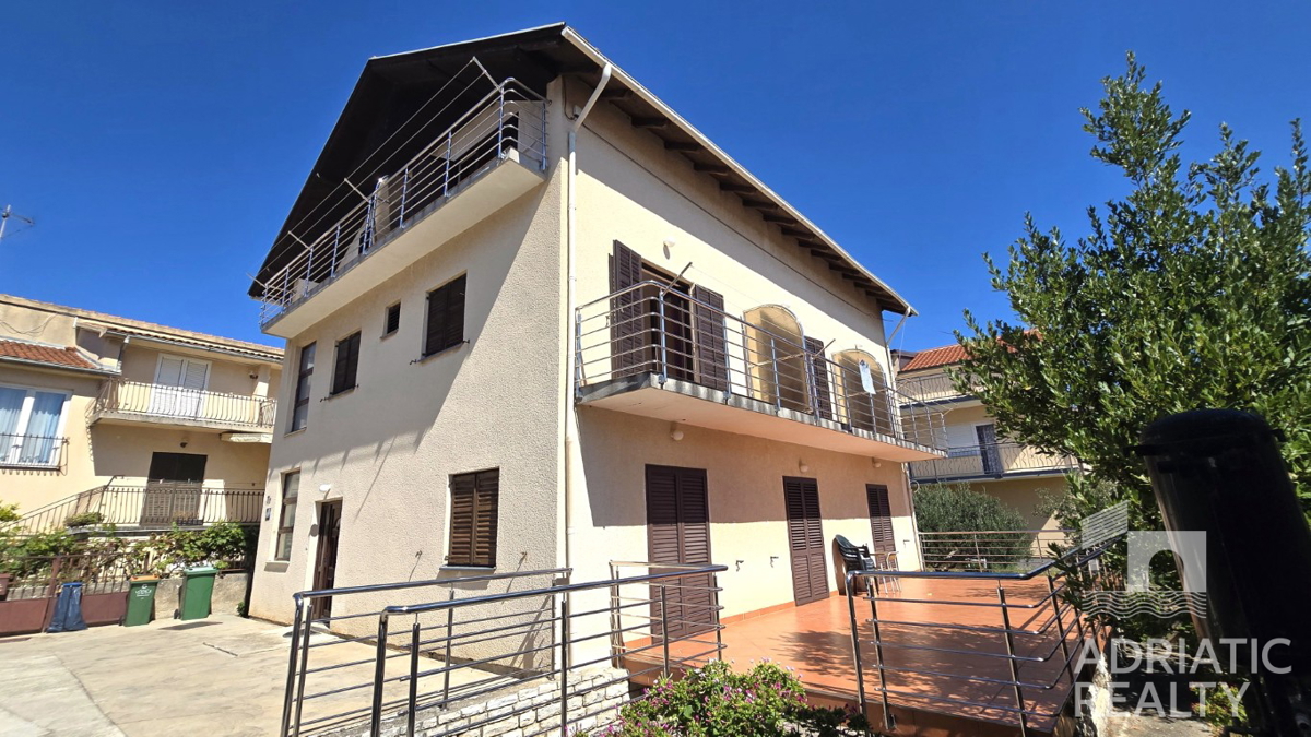 Vodice, družinska hiša z apartmaji - idealna priložnost za turizem