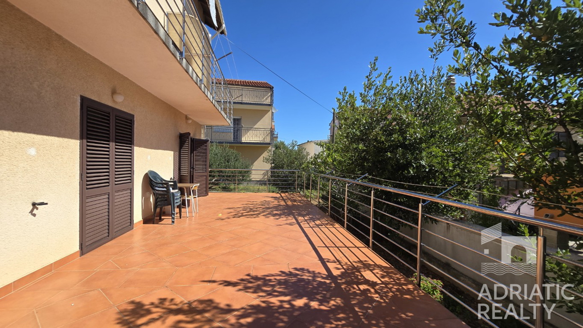Vodice, družinska hiša z apartmaji - idealna priložnost za turizem
