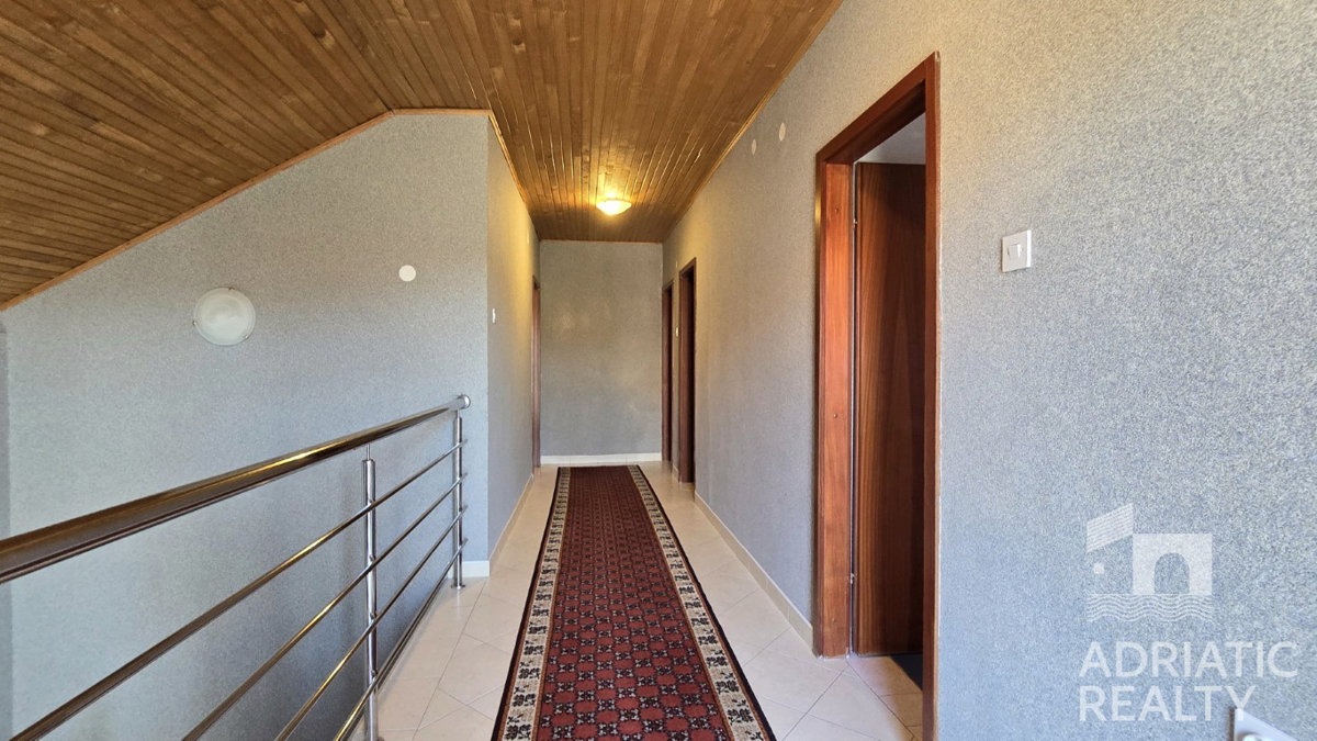 Vodice, družinska hiša z apartmaji - idealna priložnost za turizem
