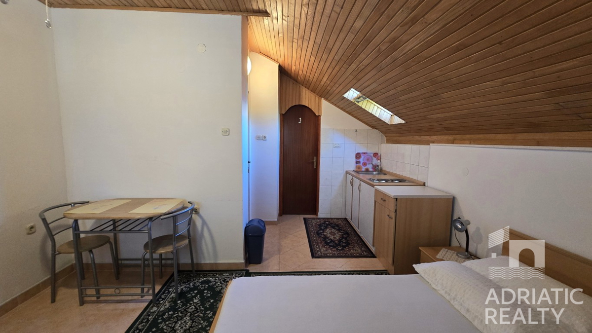 Vodice, družinska hiša z apartmaji - idealna priložnost za turizem