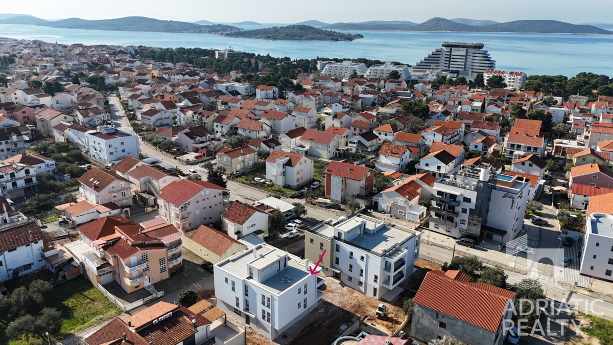 Vodice, trisobno stanovanje s strešno teraso v novogradnji, 131,5 m2