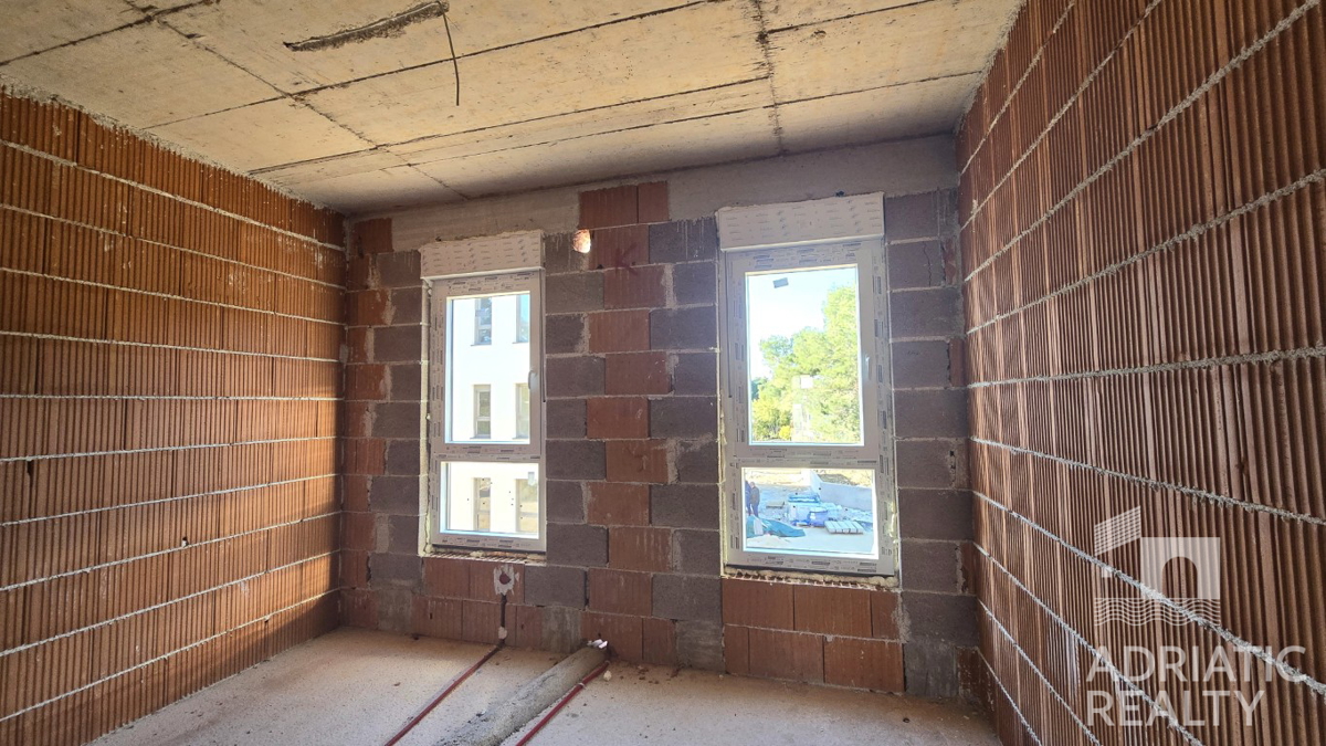 Srima, trisobno stanovanje z veliko teraso in vrtom 196,80 m2