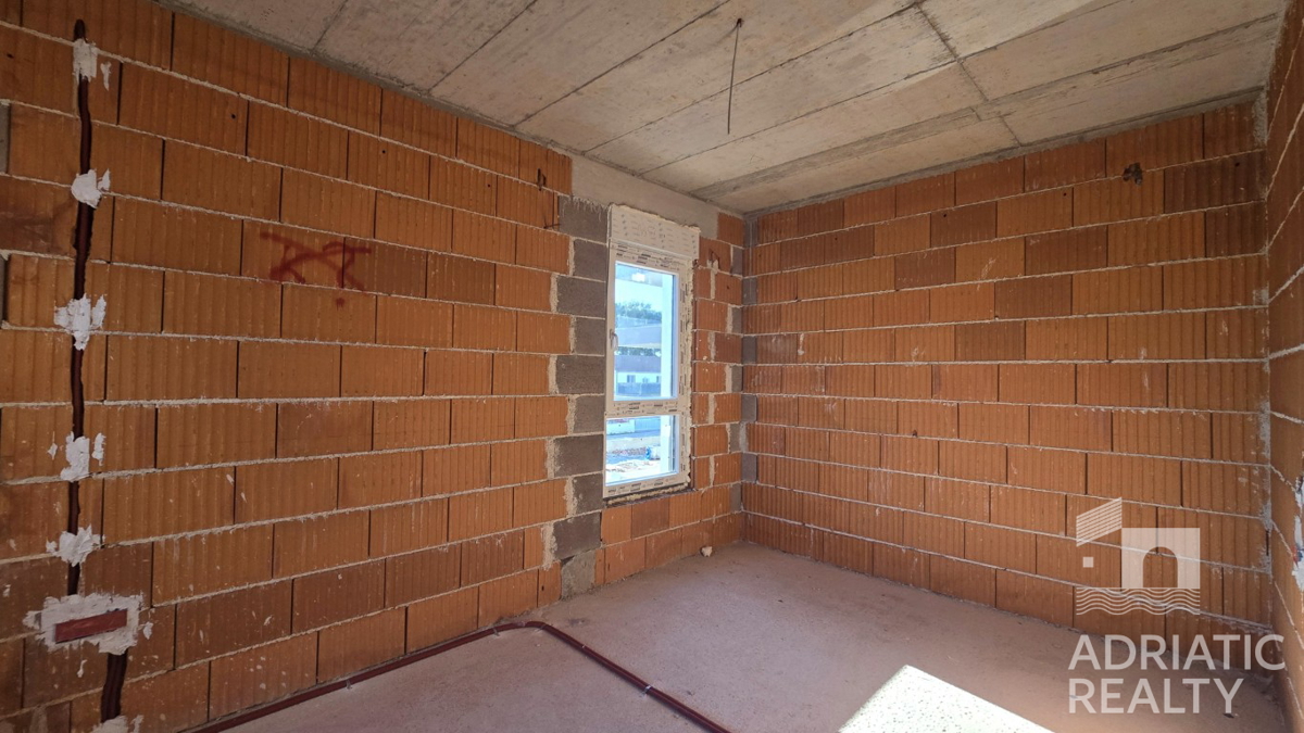 Srima, trisobno stanovanje z veliko teraso in vrtom 196,80 m2