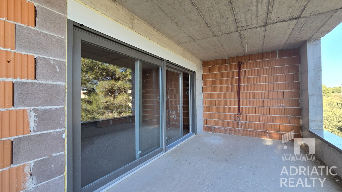 Srima, trisobno stanovanje z veliko teraso in vrtom 196,80 m2