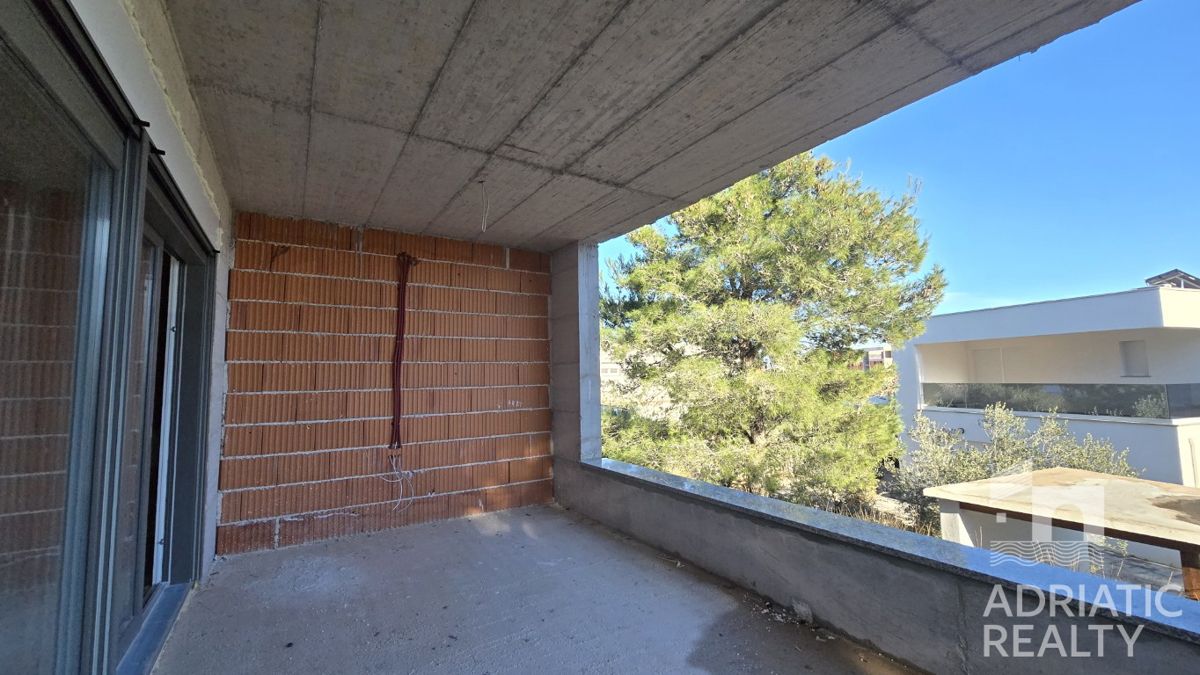 Srima, trisobno stanovanje z veliko teraso in vrtom 196,80 m2